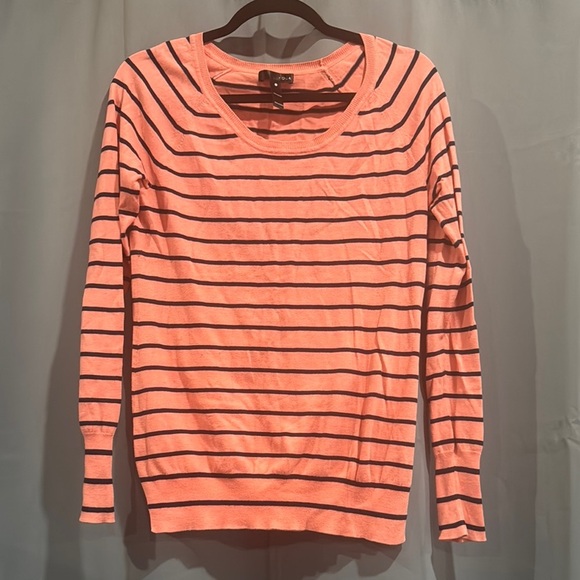 🧡💙 Aqua Fitted Coral & Navy Striped Sweatshirt
Size Medium - Picture 1 of 4